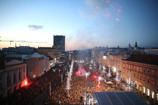 Sport Bilder des Tages Croatia team victory parade Fans gather for the Croatia team victory parade at Ban Jelacic square (following their victory over Morocco in the 2022 FIFA World Cup, WM, Weltmeisterschaft, Fussball bronze medal match the previous day) on December 18, 2022 in Zagreb, Croatia. LukaxStanzl PIXSELL