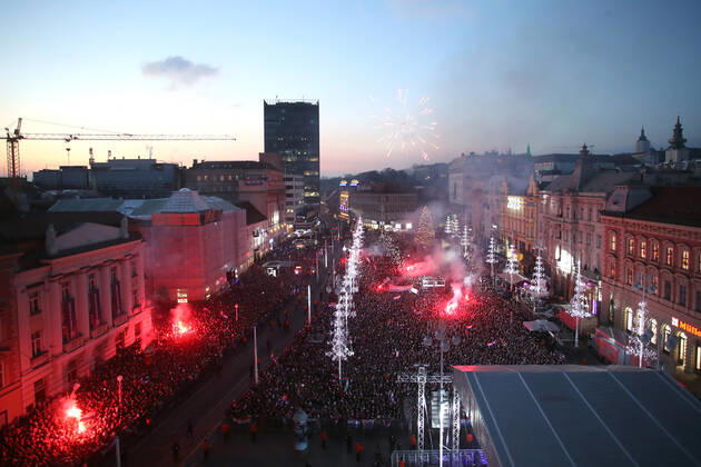 Croatia team victory parade Fans gather for the Croatia team victory parade at Ban Jelacic square (following their victory over Morocco in the 2022 FIFA World Cup, WM, Weltmeisterschaft, Fussball bronze medal match the previous day) on December 18, 2022 in Zagreb, Croatia. LukaxStanzl PIXSELL