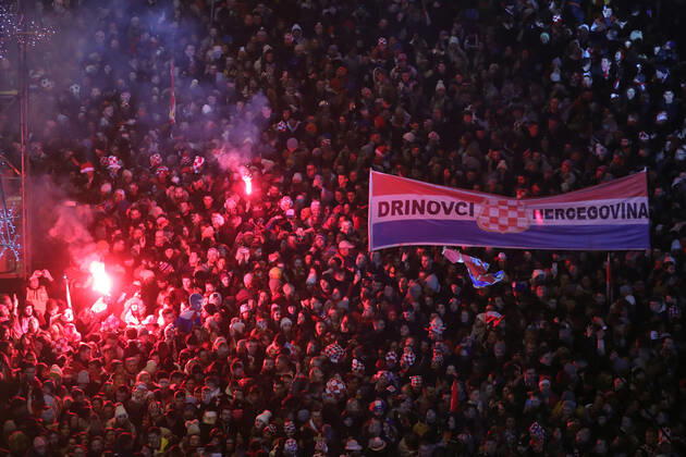 Croatia team victory parade Fans lit flares during the Croatia team victory parade at Ban Jelacic square (following their victory over Morocco in the 2022 FIFA World Cup, WM, Weltmeisterschaft, Fussball bronze medal match the previous day) on December 18, 2022 in Zagreb, Croatia. LukaxStanzl PIXSELL