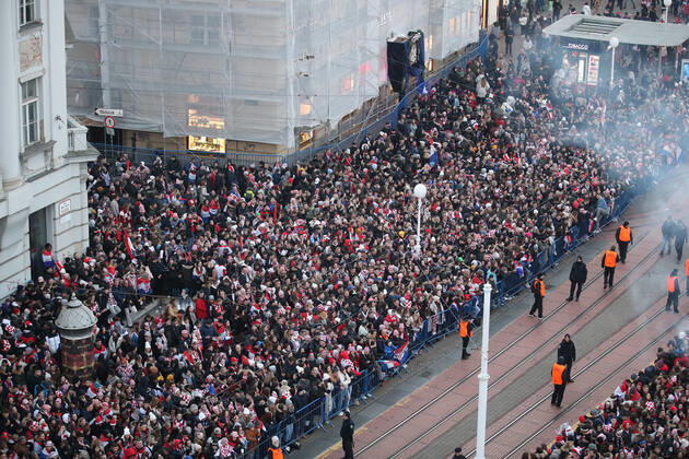Croatia team victory parade Fans gather for the Croatia team victory parade at Ban Jelacic square (following their victory over Morocco in the 2022 FIFA World Cup, WM, Weltmeisterschaft, Fussball bronze medal match the previous day) on December 18, 2022 in Zagreb, Croatia. LukaxStanzl PIXSELL