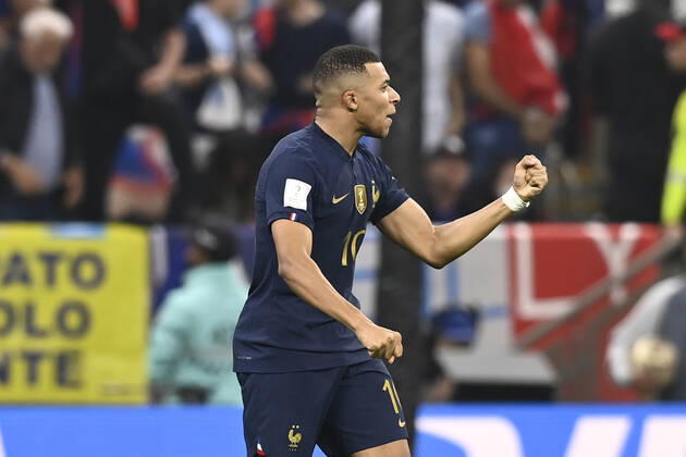 Foto Fabio Ferrari LaPresse - 18 Dicembre 2022 Lusail, Qatar - - Calcio - Qatar 2022 - Coppa del Mondo Fifa - Argentina vs Francia - Finale - Lusail Iconic Stadium - Nella foto: Kylian Mbapp& xe9; (FRA ) rete del 2-2 December 18, 2022 Lusail, Qatar - sport - Soccer - Qatar 2022- FIFA World Cup, WM, Weltmeisterschaft, Fussball - Argentina vs Francia - Final - Lusail Iconic Stadium In the pic: Kylian Mbapp& xe9; (FRA ) goal del 2-2 Copyright: xFabioxFerrari LaPressex