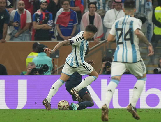 QAT, WM FIFA 2022, Finale, Argentinien vs Frankreich 18.12.2022, Lusail Iconic Stadium, Doha, QAT, WM FIFA 2022, Finale, Argentinien vs Frankreich, im Bild Foul von Argentina s defender Nicolas Otamendi an France s forward Randal Kolo Muani , daraufhin Elfmeter..