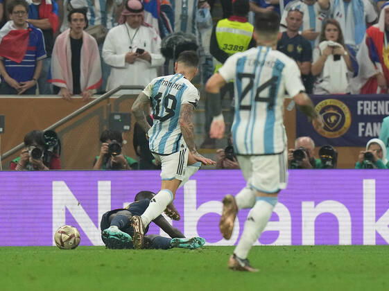 QAT, WM FIFA 2022, Finale, Argentinien vs Frankreich 18.12.2022, Lusail Iconic Stadium, Doha, QAT, WM FIFA 2022, Finale, Argentinien vs Frankreich, im Bild Foul von Argentina s defender Nicolas Otamendi an France s forward Randal Kolo Muani , daraufhin Elfmeter..