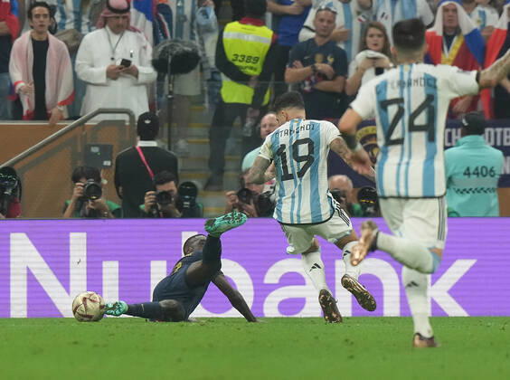 QAT, WM FIFA 2022, Finale, Argentinien vs Frankreich 18.12.2022, Lusail Iconic Stadium, Doha, QAT, WM FIFA 2022, Finale, Argentinien vs Frankreich, im Bild Foul von Argentina s defender Nicolas Otamendi an France s forward Randal Kolo Muani , daraufhin Elfmeter..