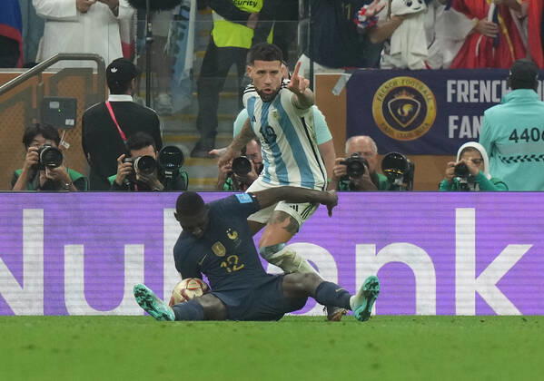 QAT, WM FIFA 2022, Finale, Argentinien vs Frankreich 18.12.2022, Lusail Iconic Stadium, Doha, QAT, WM FIFA 2022, Finale, Argentinien vs Frankreich, im Bild Foul von Argentina s defender Nicolas Otamendi an France s forward Randal Kolo Muani , daraufhin Elfmeter..