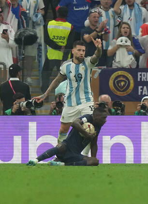 QAT, WM FIFA 2022, Finale, Argentinien vs Frankreich 18.12.2022, Lusail Iconic Stadium, Doha, QAT, WM FIFA 2022, Finale, Argentinien vs Frankreich, im Bild Foul von Argentina s defender Nicolas Otamendi an France s forward Randal Kolo Muani , daraufhin Elfmeter..