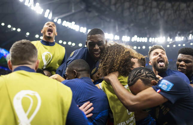 Sport Bilder des Tages Doha, Qatar. 18th Dec, 2022. Goal celebration: Kylian Mbappe (FRA), Randal Kolo Muani (FRA), Olivier Giroud (FRA), Aurelien Tchouameni (FRA) Argentina - France Final Match Argentinien - Frankreich World Cup 2022 in Qatar 18.12.2022