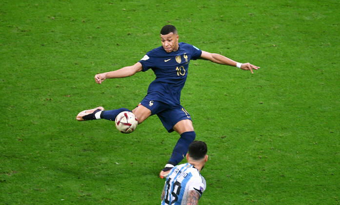 Fussball Weltmeisterschaft, Herren, Qatar 2022, Finale, Lusail Iconic Stadium, Argentinien - Frankreich; Kylian Mbappe (FRA) erzielt das Tor zum 2:2. FIFA REGULATIONS PROHIBIT ANY USE OF PHOTOGRAPHS AS IMAGE SEQUENCES AND OR QUASI-VIDEO