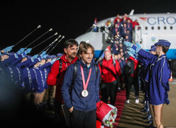 Sport Bilder des Tages Croatia victory parade Croatia national team, Nationalteam arrive at Zagreb Aiport (following their victory over Morocco in the 2022 FIFA World Cup, WM, Weltmeisterschaft, Fussball bronze medal match the previous day) on December 18, 2022 in Zagreb, Croatia. SlavkoxMidzor PIXSELL