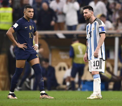 Foto Fabio Ferrari LaPresse - 18 Dicembre 2022 Lusail, Qatar - - Calcio - Qatar 2022 - Coppa del Mondo Fifa - Argentina vs Francia - Finale - Lusail Iconic Stadium - Nella foto: Kylian Mbapp& xe9; (FRA), Lionel Messi (Argentina) December 18, 2022 Lusail, Qatar - sport - Soccer - Qatar 2022- FIFA World Cup, WM, Weltmeisterschaft, Fussball - Argentina vs Francia - Final - Lusail Iconic Stadium In the pic: Kylian Mbapp& xe9; (FRA), Lionel Messi (Argentina) Copyright: xFabioxFerrari LaPressex