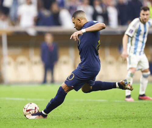 Football World Cup in Qatar Kylian Mbappe scores a goal from the penalty spot during the second half of the World Cup football final against Argentina at Lusail Stadium in Lusail, Qatar, on Dec. 18, 2022.  A14AA0001377449P 