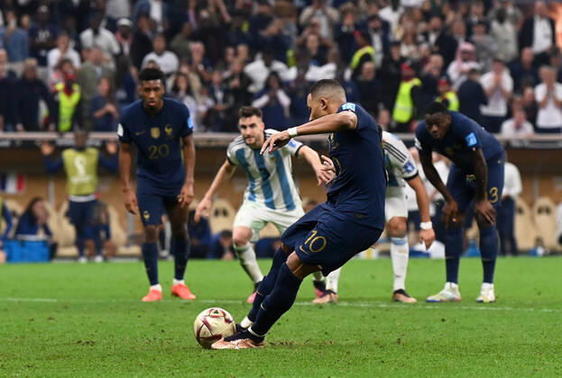 Fussball, Herren, Saison 2022 23, WM in Katar, Finale, Argentinien - Frankreich im Lusail Iconic Stadium in Lusail, Kylian Mbappe (Frankreich) erzielt per Elfmeter das Tor zum 3:3, 18.12. 2022, Copyright: xMatthiasxKochx