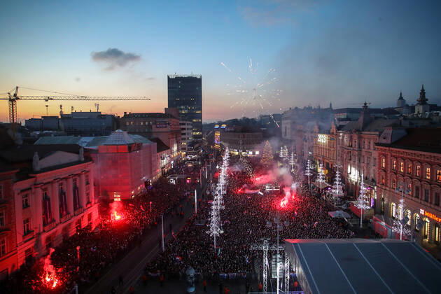 Croatia victory parade Fans gather for the Croatia team victory parade at Ban Jelacic square (following their victory over Morocco in the 2022 FIFA World Cup, WM, Weltmeisterschaft, Fussball bronze medal match the previous day) on December 18, 2022 in Zagreb, Croatia. LukaxStanzl PIXSELL