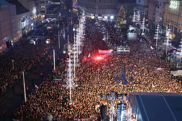 Croatia victory parade Fans gather for the Croatia team victory parade at Ban Jelacic square (following their victory over Morocco in the 2022 FIFA World Cup, WM, Weltmeisterschaft, Fussball bronze medal match the previous day) on December 18, 2022 in Zagreb, Croatia. LukaxStanzl PIXSELL
