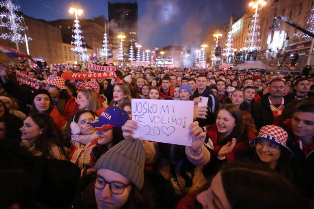 Croatia victory parade Fans gather for the Croatia team victory parade at Ban Jelacic square (following their victory over Morocco in the 2022 FIFA World Cup, WM, Weltmeisterschaft, Fussball bronze medal match the previous day) on December 18, 2022 in Zagreb, Croatia. MatijaxHabljak PIXSELL