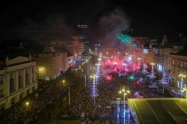 Croatia victory parade Fans gather for the Croatia team victory parade at Ban Jelacic square (following their victory over Morocco in the 2022 FIFA World Cup, WM, Weltmeisterschaft, Fussball bronze medal match the previous day) on December 18, 2022 in Zagreb, Croatia. LukaxStanzl PIXSELL