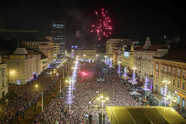 Croatia victory parade Fans gather for the Croatia team victory parade at Ban Jelacic square (following their victory over Morocco in the 2022 FIFA World Cup, WM, Weltmeisterschaft, Fussball bronze medal match the previous day) on December 18, 2022 in Zagreb, Croatia. LukaxStanzl PIXSELL