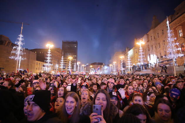 Croatia victory parade Fans gather for the Croatia team victory parade at Ban Jelacic square (following their victory over Morocco in the 2022 FIFA World Cup, WM, Weltmeisterschaft, Fussball bronze medal match the previous day) on December 18, 2022 in Zagreb, Croatia. MatijaxHabljak PIXSELL