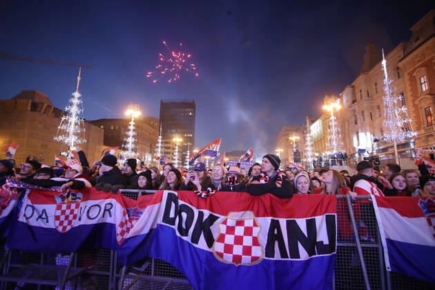 Croatia victory parade Fans gather for the Croatia team victory parade at Ban Jelacic square (following their victory over Morocco in the 2022 FIFA World Cup, WM, Weltmeisterschaft, Fussball bronze medal match the previous day) on December 18, 2022 in Zagreb, Croatia. MatijaxHabljak PIXSELL