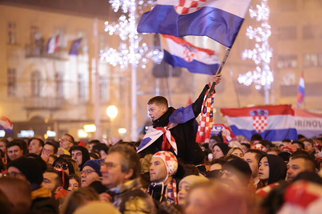 Sport Bilder des Tages Croatia victory parade Fans gather for the Croatia team victory parade at Ban Jelacic square (following their victory over Morocco in the 2022 FIFA World Cup, WM, Weltmeisterschaft, Fussball bronze medal match the previous day) on December 18, 2022 in Zagreb, Croatia. MatijaxHabljak PIXSELL