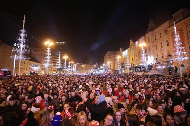 Croatia victory parade Fans gather for the Croatia team victory parade at Ban Jelacic square (following their victory over Morocco in the 2022 FIFA World Cup, WM, Weltmeisterschaft, Fussball bronze medal match the previous day) on December 18, 2022 in Zagreb, Croatia. MatijaxHabljak PIXSELL