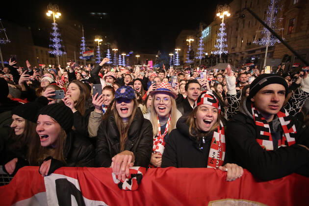 Croatia victory parade Fans gather for the Croatia team victory parade at Ban Jelacic square (following their victory over Morocco in the 2022 FIFA World Cup, WM, Weltmeisterschaft, Fussball bronze medal match the previous day) on December 18, 2022 in Zagreb, Croatia. MatijaxHabljak PIXSELL