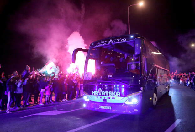 Croatia victory parade Fans lit flares during the Croatia team victory parade (following their victory over Morocco in the 2022 FIFA World Cup, WM, Weltmeisterschaft, Fussball bronze medal match the previous day) on December 18, 2022 in Zagreb, Croatia. TomislavxMiletic PIXSELL