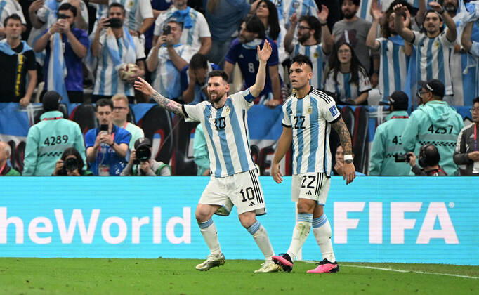 Fussball, Herren, Saison 2022 23, WM in Katar, Finale, Argentinien - Frankreich im Lusail Iconic Stadium in Lusail, v. l. Lionel Messi (Argentinien), Lautaro Martinez (Argentinien), Jubel nach Tor zum 3:2, 18.12. 2022, Copyright: xMatthiasxKochx