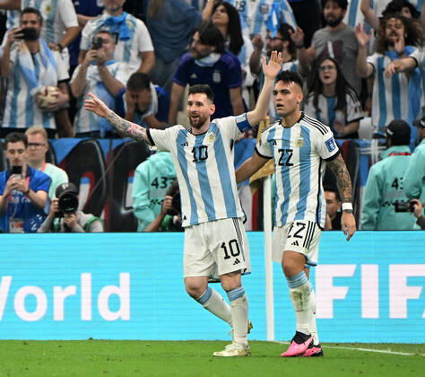 Fussball, Herren, Saison 2022 23, WM in Katar, Finale, Argentinien - Frankreich im Lusail Iconic Stadium in Lusail, v. l. Lionel Messi (Argentinien), Lautaro Martinez (Argentinien), Jubel nach Tor zum 3:2, 18.12. 2022, Copyright: xMatthiasxKochx
