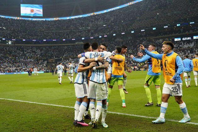QAT: Argentina v France. FIFA World Cup, WM, Weltmeisterschaft, Fussball Qatar 2022. Final Lionel Messi of Argentina celebrates his goal with his teammates during the FIFA World Cup Qatar 2022 match, Final, between Argentina and France played at Lusail Stadium on Dec 18, 2022 in Lusail, Qatar. Copyright: xBaguxBlancox xPRESSINx WC_221218_254