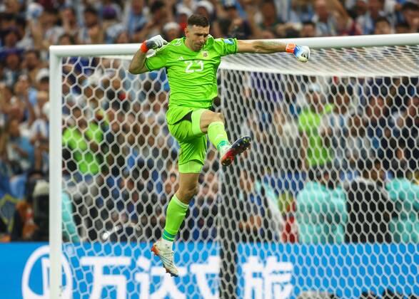 Mandatory Credit: Photo by Kieran McManus Shutterstock (13670809gl) Emiliano Martinez goalkeeper of Argentina saves a penalty from Kingsley Coman of France Argentina v France, FIFA World Cup, WM, Weltmeisterschaft, Fussball 2022, Final, Football, Lusail Stadium, Al Daayen, Qatar - 18 Dec 2022 Editorial Use Only Argentina v France, FIFA World Cup 2022, Final, Football, Lusail Stadium, Al Daayen, Qatar - 18 Dec 2022 Editorial Use Only Copyright: xKieranxMcManus Shutterstockx 13670809gl
