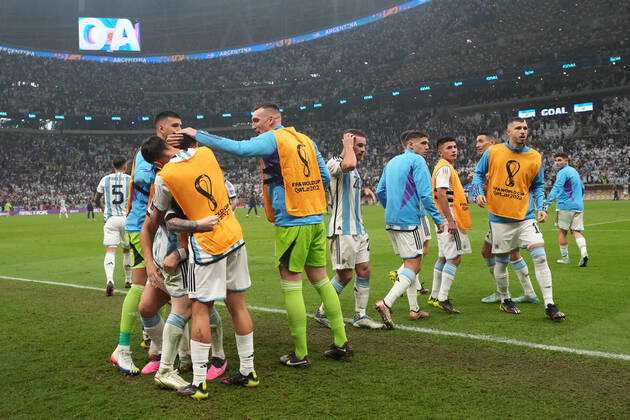 QAT: Argentina v France. FIFA World Cup, WM, Weltmeisterschaft, Fussball Qatar 2022. Final Lionel Messi of Argentina celebrates his goal with his teammates during the FIFA World Cup Qatar 2022 match, Final, between Argentina and France played at Lusail Stadium on Dec 18, 2022 in Lusail, Qatar. Copyright: xBaguxBlancox xPRESSINx WC_221218_267