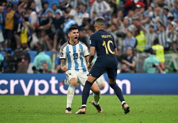 Fussball, Herren, Saison 2022 23, WM in Katar, Finale, Argentinien - Frankreich im Lusail Iconic Stadium in Lusail, v. l. Cristian Romero (Argentinien) jubelt vor Kylian Mbappe (Frankreich) nach dem Tor zum 3:2 durch Lionel Messi (Argentinien), 18.12. 2022, Copyright: xMatthiasxKochx
