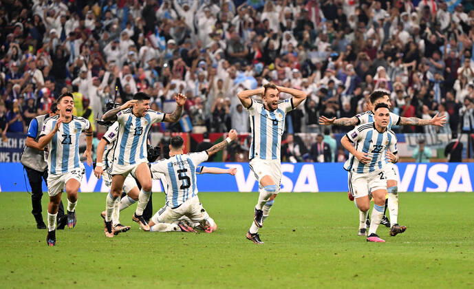 Fussball, Herren, Saison 2022 23, WM in Katar, Finale, Argentinien - Frankreich im Lusail Iconic Stadium in Lusail, v. l. Paulo Dybala (Argentinien), Cristian Romero (Argentinien), Leandro Paredes (Argentinien), Marcos Acuna (Argentinien), Lautaro Martinez (Argentinien), Jubel nach Abpfiff, 18.12. 2022, Copyright: xMatthiasxKochx