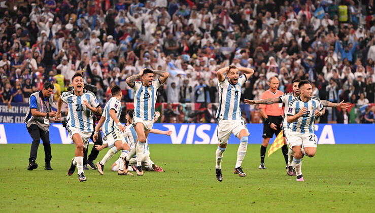Fussball, Herren, Saison 2022 23, WM in Katar, Finale, Argentinien - Frankreich im Lusail Iconic Stadium in Lusail, v. l. Paulo Dybala (Argentinien), Cristian Romero (Argentinien), Marcos Acuna (Argentinien), Lautaro Martinez (Argentinien), Jubel nach Abpfiff, 18.12. 2022, Copyright: xMatthiasxKochx