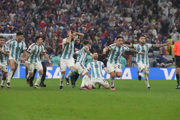 18.12.2022, Lusail Iconic Stadium, Doha, QAT, WM FIFA 2022, Finale, Argentinien vs Frankreich, im Bild Die argentinische Mannschaft jubelt nach dem Elfmeterschiessen und ist damit Weltmeister 2022 mit Argentina s forward Lionel Messi Doha Lusail Iconic Stadium Qatar
