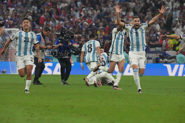 18.12.2022, Lusail Iconic Stadium, Doha, QAT, WM FIFA 2022, Finale, Argentinien vs Frankreich, im Bild Die argentinische Mannschaft jubelt nach dem Elfmeterschiessen und ist damit Weltmeister 2022 mit Argentina s forward Lionel Messi Doha Lusail Iconic Stadium Qatar