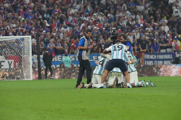 18.12.2022, Lusail Iconic Stadium, Doha, QAT, WM FIFA 2022, Finale, Argentinien vs Frankreich, im Bild Die argentinische Mannschaft jubelt nach dem Elfmeterschiessen und ist damit Weltmeister 2022 mit Argentina s forward Lionel Messi Doha Lusail Iconic Stadium Qatar