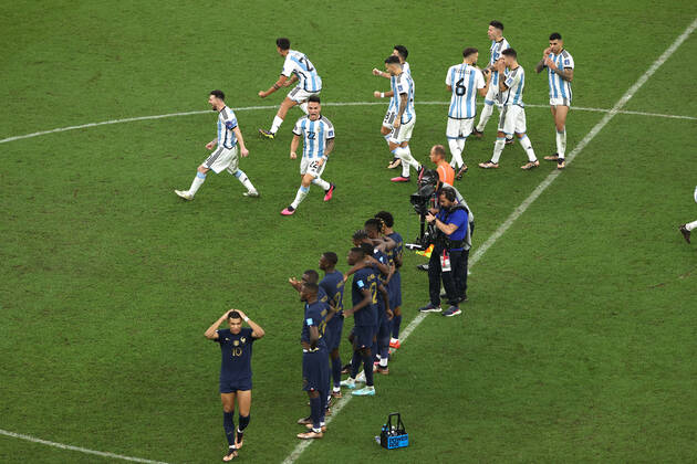 The Final : FIFA World Cup, WM, Weltmeisterschaft, Fussball 18 December 2022, Lusail City - FIFA World Cup Final Qatar 2022 - Argentina v France - Lautaro Martinez of Argentina celebrates the penalty shootout win by running towards the French players as Kylian Mbappe of France turns away with his hands on his head - Photo: Charlotte Wilson Offside. Doha Qatar Copyright: xCharlottexWilsonx xOffsidexOffside