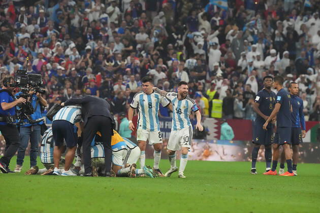 18.12.2022, Lusail Iconic Stadium, Doha, QAT, WM FIFA 2022, Finale, Argentinien vs Frankreich, im Bild Die argentinische Mannschaft jubelt nach dem Elfmeterschiessen und ist damit Weltmeister 2022 mit Argentina s forward Lionel Messi Doha Lusail Iconic Stadium Qatar