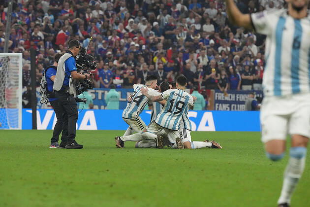 QAT, WM FIFA 2022, Finale, Argentinien vs Frankreich 18.12.2022, Lusail Iconic Stadium, Doha, QAT, WM FIFA 2022, Finale, Argentinien vs Frankreich, im Bild Die argentinische Mannschaft jubelt nach dem Elfmeterschiessen und ist damit Weltmeister 2022 mit Argentina s forward Lionel Messi .