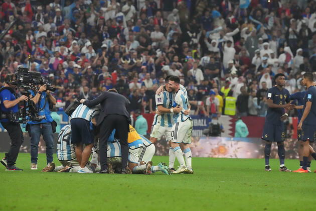 QAT, WM FIFA 2022, Finale, Argentinien vs Frankreich 18.12.2022, Lusail Iconic Stadium, Doha, QAT, WM FIFA 2022, Finale, Argentinien vs Frankreich, im Bild Die argentinische Mannschaft jubelt nach dem Elfmeterschiessen und ist damit Weltmeister 2022 mit Argentina s forward Lionel Messi .