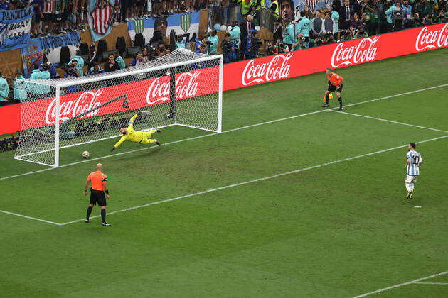 The Final : FIFA World Cup, WM, Weltmeisterschaft, Fussball 18 December 2022, Lusail City - FIFA World Cup Final Qatar 2022 - Argentina v France - Lionel Messi of Argentina scoring during the penalty shootout - Photo: Charlotte Wilson Offside. Doha Qatar Copyright: xCharlottexWilsonx xOffsidexOffside