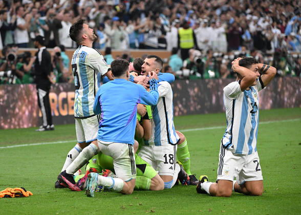 Fussball, Herren, Saison 2022 23, WM in Katar, Finale, Argentinien - Frankreich im Lusail Iconic Stadium in Lusail, Argentinien jubelt nach Abpfiff, 18.12. 2022, Copyright: xMatthiasxKochx