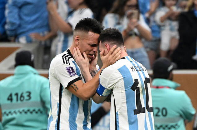 Fussball, Herren, Saison 2022 23, WM in Katar, Finale, Argentinien - Frankreich im Lusail Iconic Stadium in Lusail, v. l. Lautaro Martinez (Argentinien), Lionel Messi (Argentinien), Jubel nach Abpfiff, 18.12. 2022, Copyright: xMatthiasxKochx