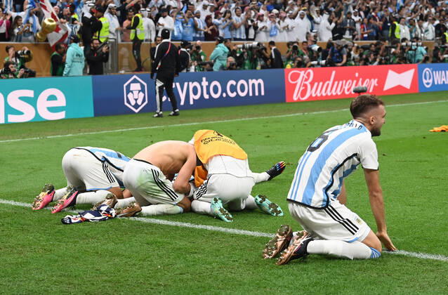 Fussball, Herren, Saison 2022 23, WM in Katar, Finale, Argentinien - Frankreich im Lusail Iconic Stadium in Lusail, Argentinien jubelt nach Abpfiff, vorn German Pezzella (Argentinien), 18.12. 2022, Copyright: xMatthiasxKochx