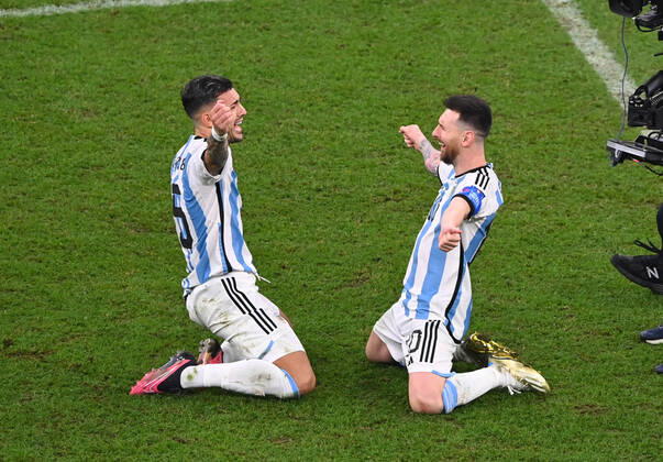 FUSSBALL WM 2022 Finale Argentinien - Frankreich 18.12.2022 Aurelian Tchouameni (li) und Lionel Messi (re., beide Argentinien) jubeln nach dem Spielende über den Gewinn der Weltmeisterschaft