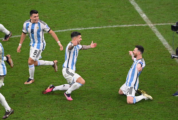 FUSSBALL WM 2022 Finale Argentinien - Frankreich 18.12.2022 Marcos Acuna, Leandro Paredes und Lionel Messi (v.l., alle Argentinien) jubeln nach dem Spielende über den Gewinn der Weltmeisterschaft