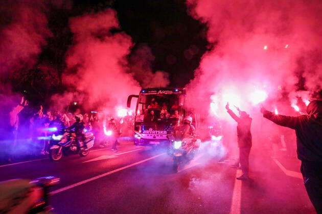 Croatia victory parade Fans lit flares during the Croatia team victory parade at Avenija Dubrovnik (following their victory over Morocco in the 2022 FIFA World Cup, WM, Weltmeisterschaft, Fussball bronze medal match the previous day) on December 18, 2022 in Zagreb, Croatia. EmicaxElvedji PIXSELL