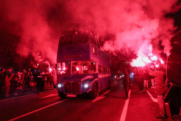 Croatia victory parade Fans lit flares during the Croatia team victory parade at Avenija Dubrovnik (following their victory over Morocco in the 2022 FIFA World Cup, WM, Weltmeisterschaft, Fussball bronze medal match the previous day) on December 18, 2022 in Zagreb, Croatia. EmicaxElvedji PIXSELL